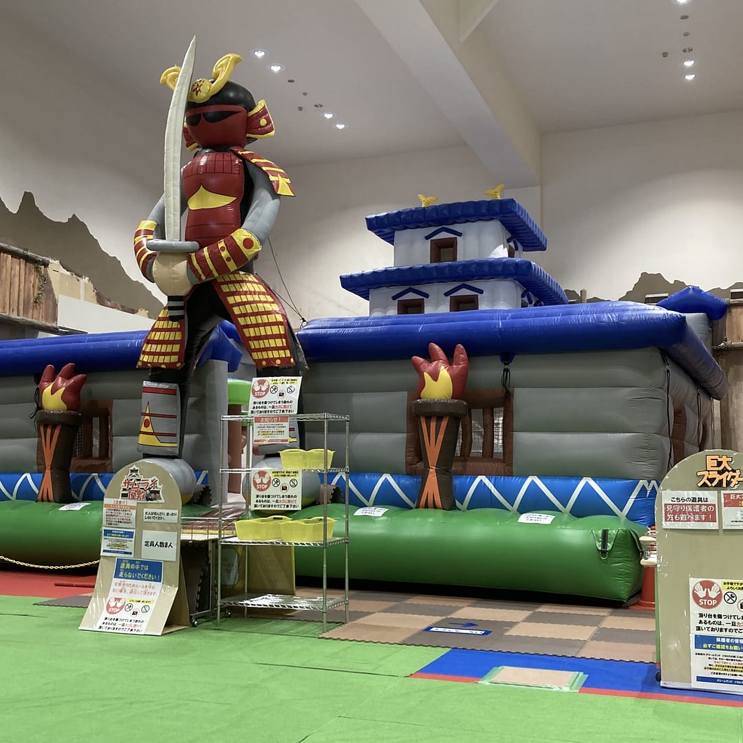 お城型ふわふわ遊具