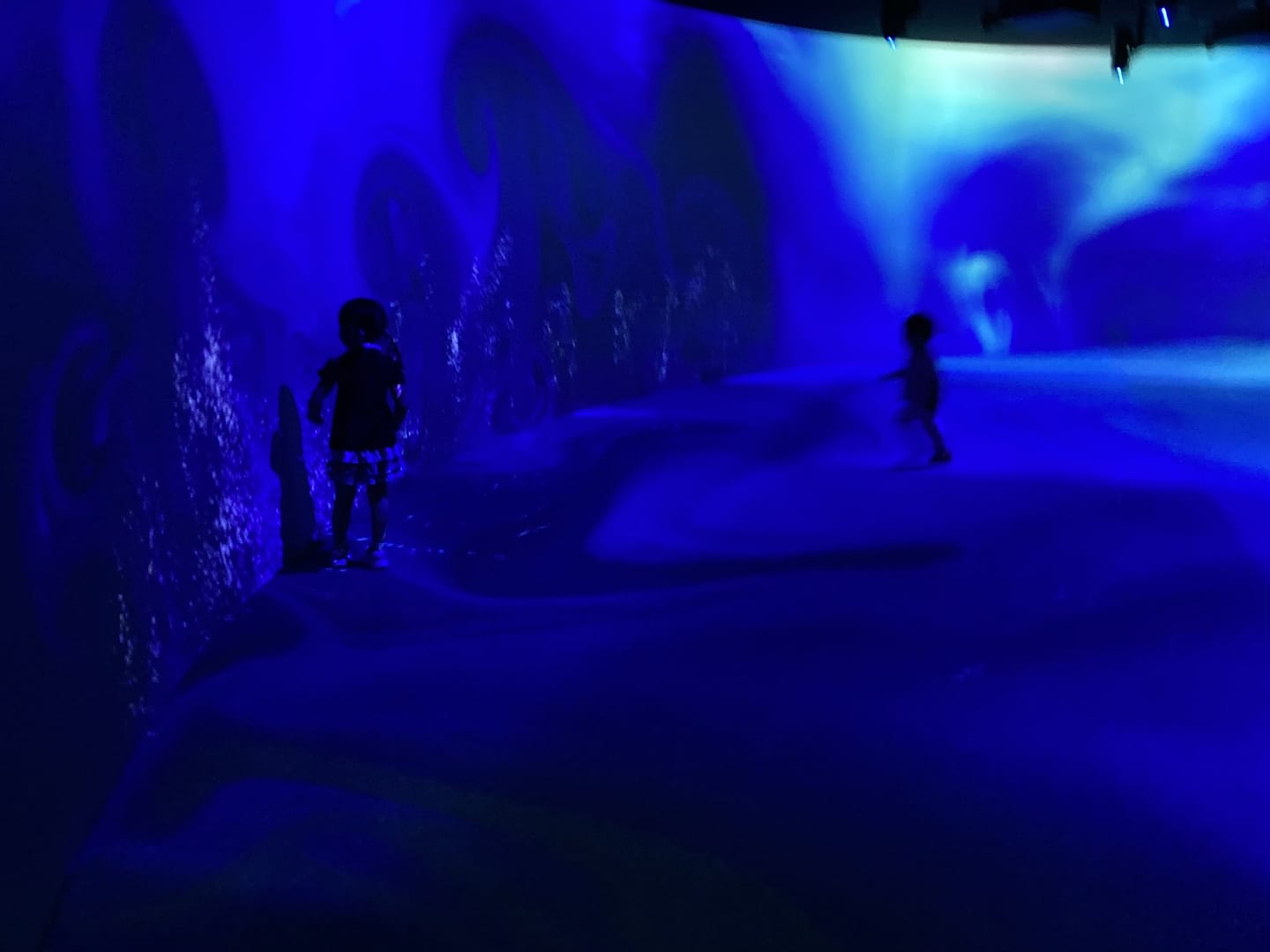 デジタルアートで青の世界