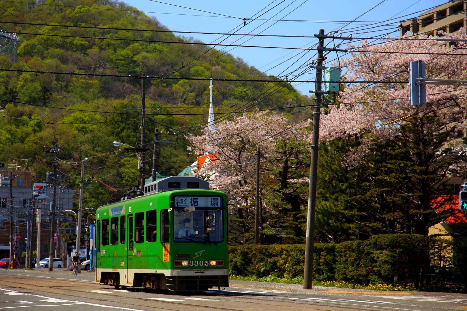 中央図書館前の通りを走る市電