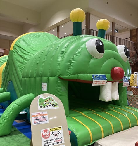 イモムシ型ふわふわアスレチック