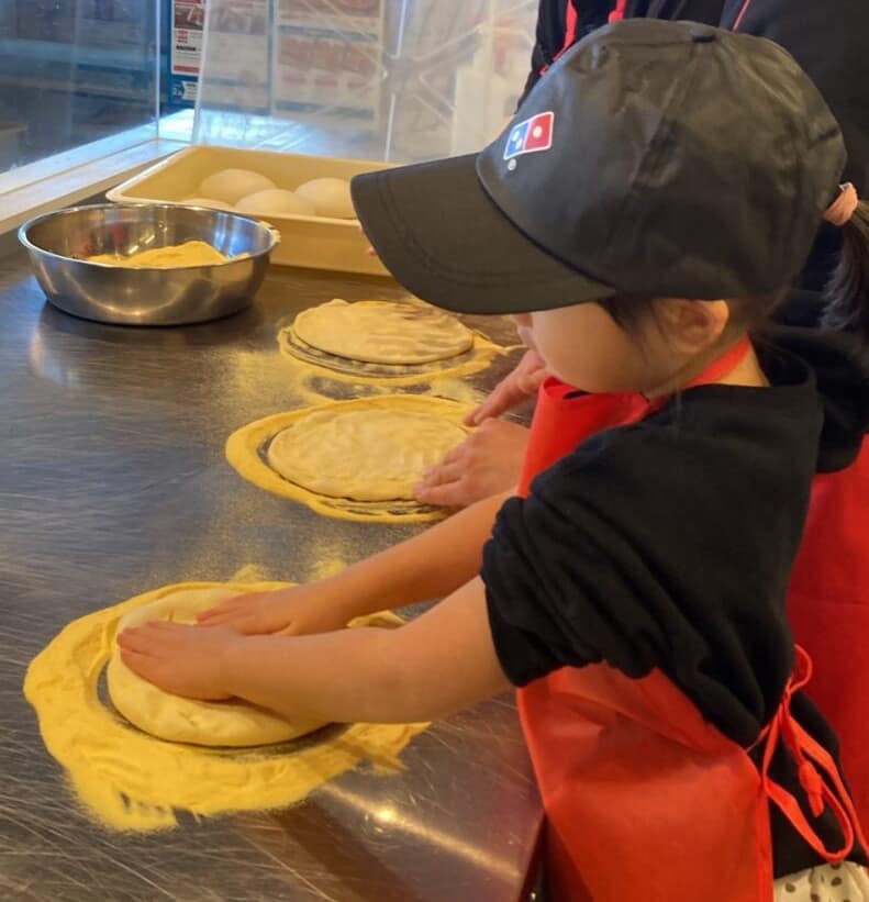 生地をこねるキッズ店員