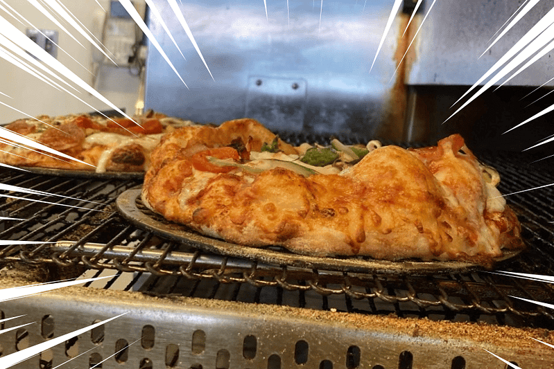 膨らんだ焼きたてピザ