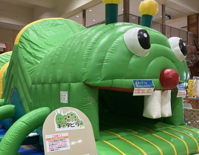 イモムシ型ふわふわアスレチック
